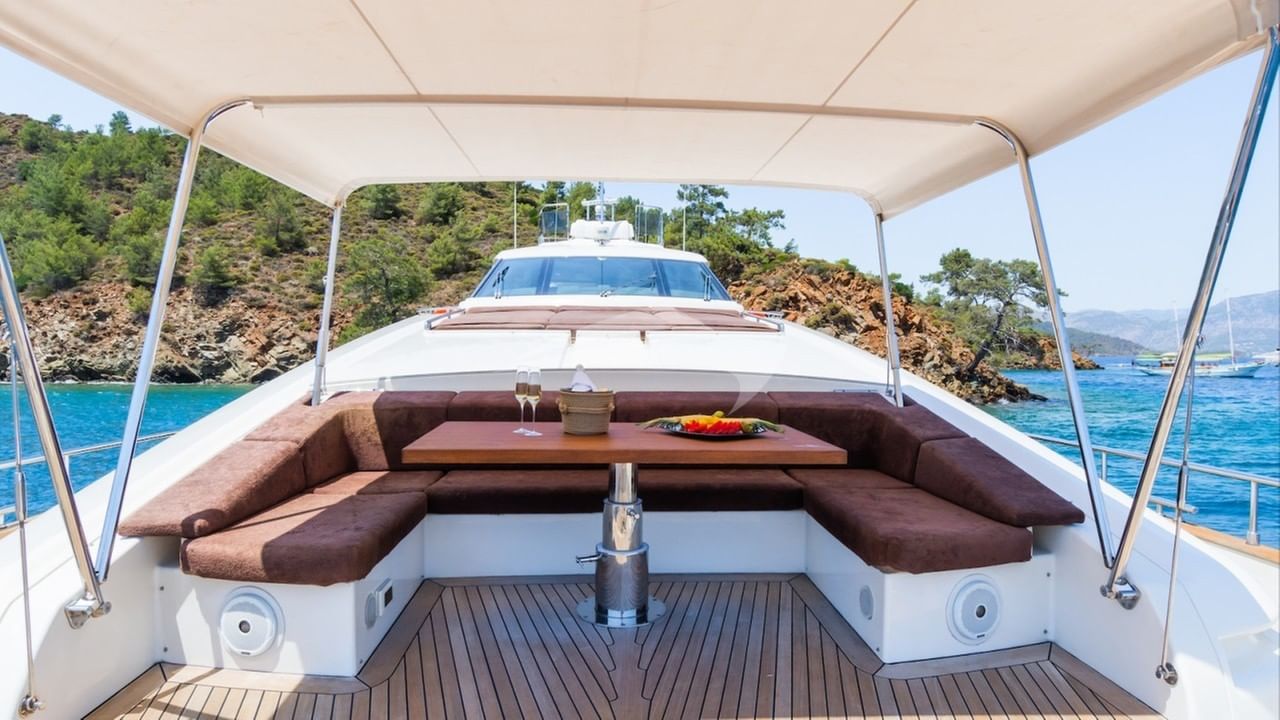 Foredeck shaded seating