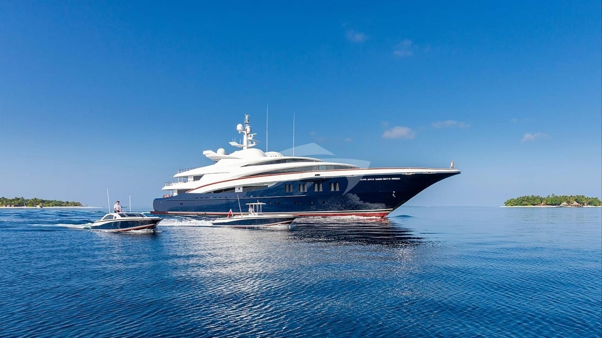 Side profile at anchor