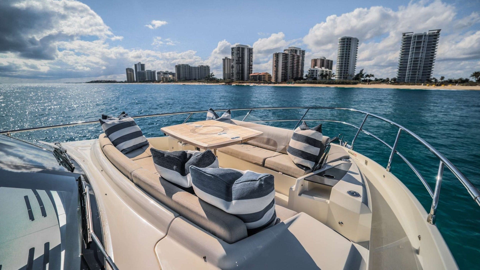 Foredeck Lounge / Dining