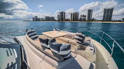 Foredeck Lounge / Dining