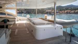 bgyb_charter_catamaran_sunreef82_houbara_11