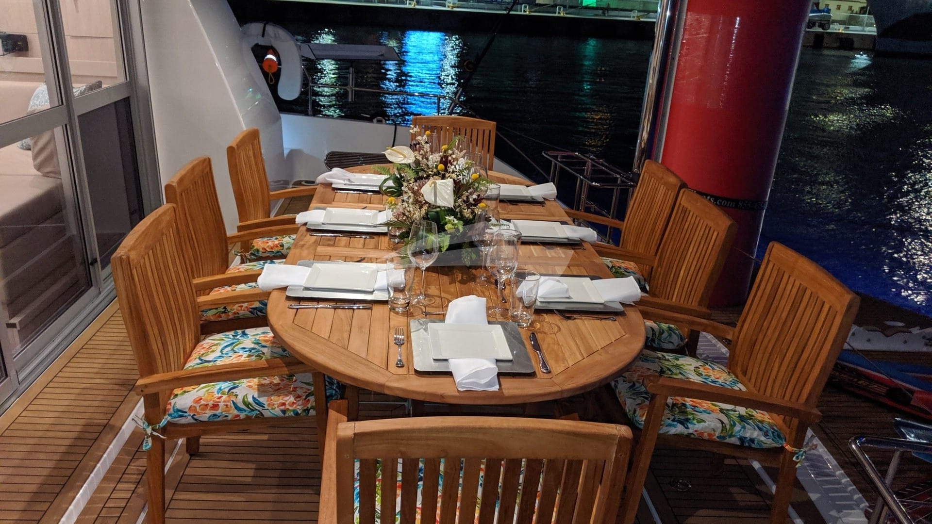 Aft deck alfresco dining