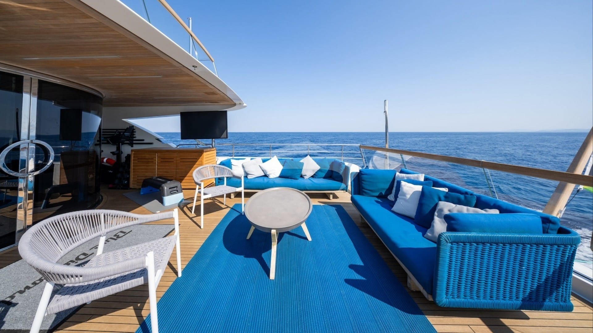 Seating on upper deck aft