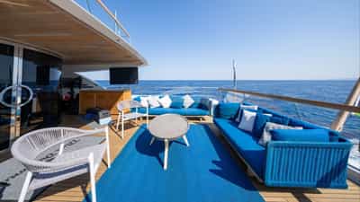 Seating on upper deck aft