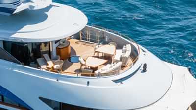 Sundeck aft