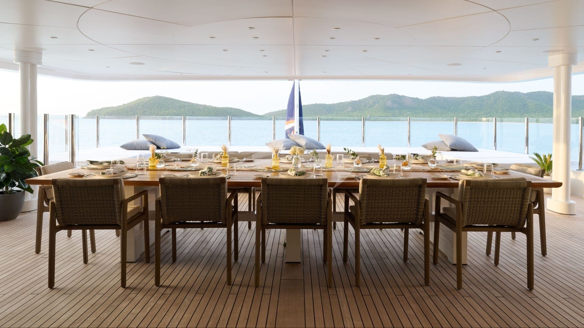 Aft deck dining