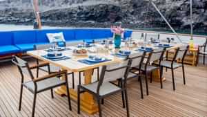 Stern dining