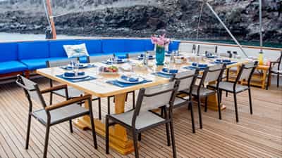 Stern dining