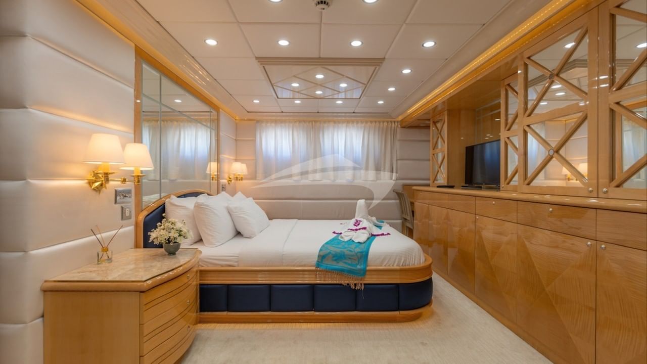 Full beam VIP stateroom