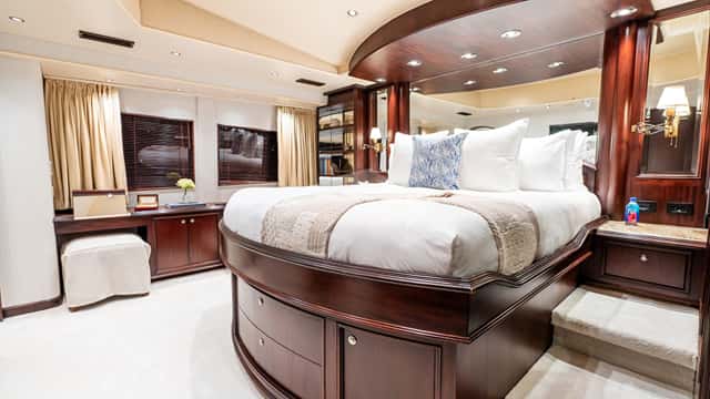 EALU yacht charter photo 5