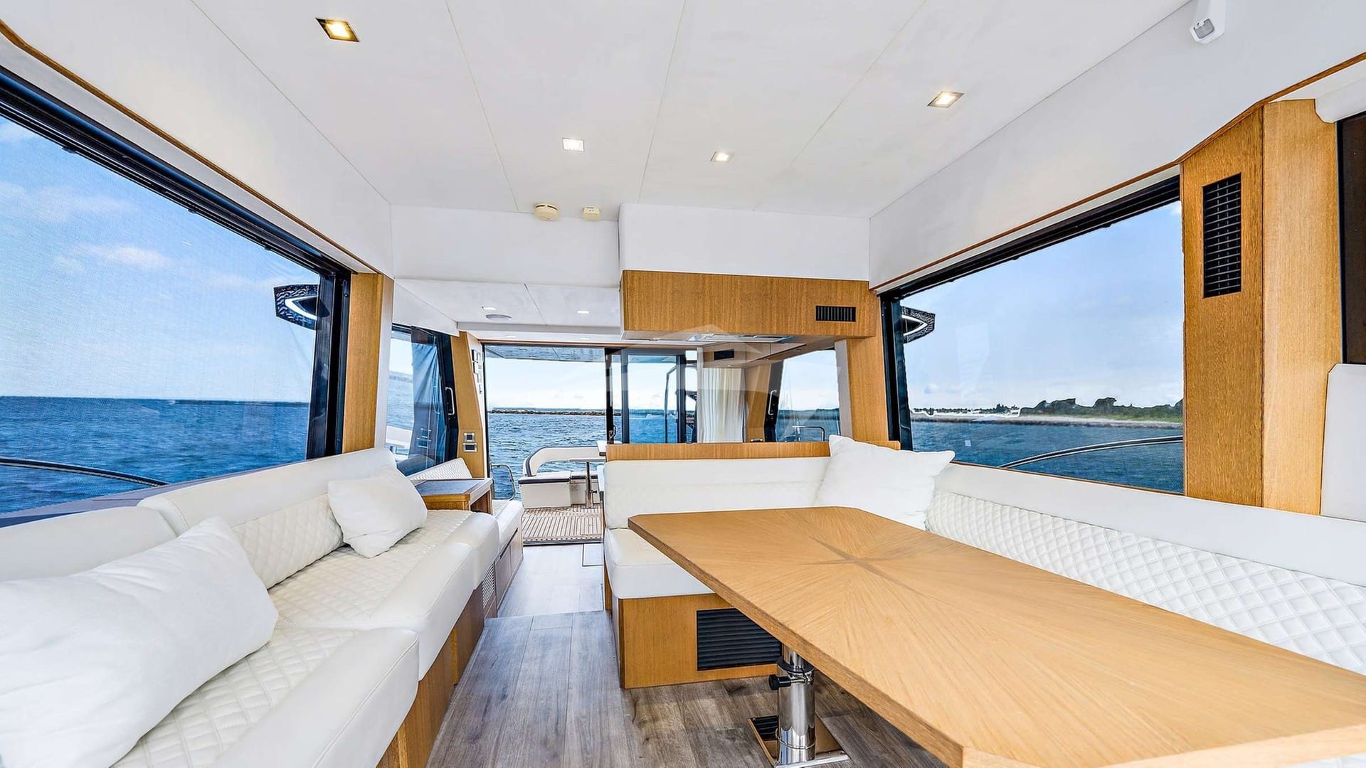 Main Saloon / Dining