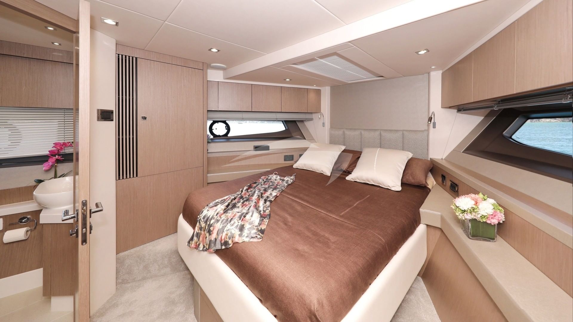 Forward Cabin with Bathroom