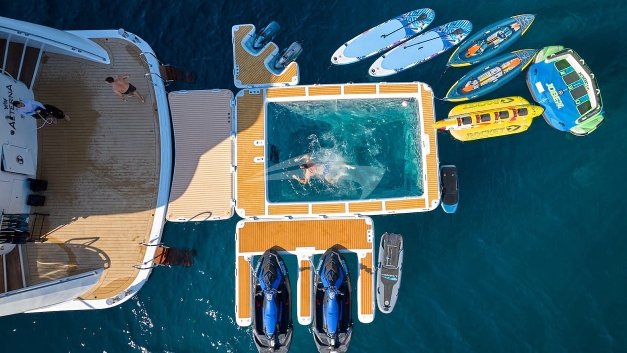 Jacuzzi, swim platform and toys