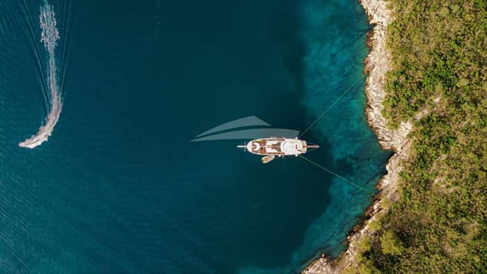 PHOENIX BRONZE 31m sailing yacht charter, photo 3
