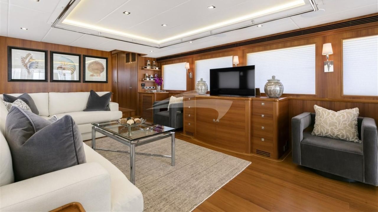 Main saloon forward to stbd view