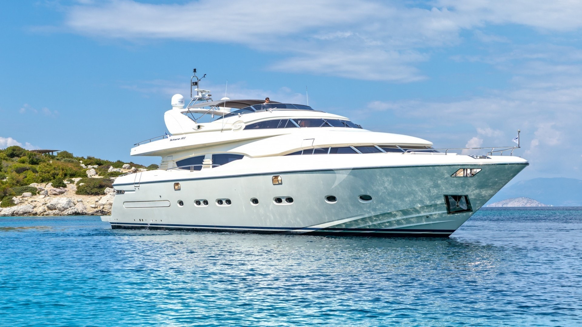 Motor Yacht Divine external