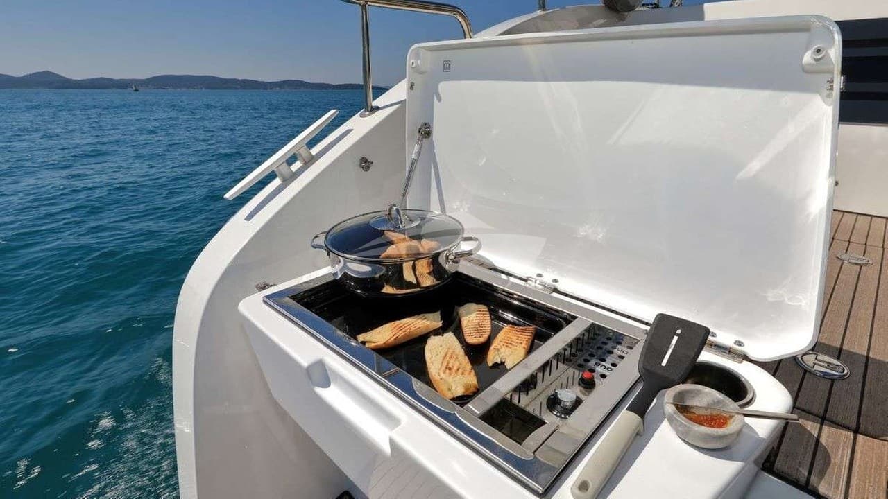 CHAMPAGNE PLEASE, photo from the yacht portfolio 15
