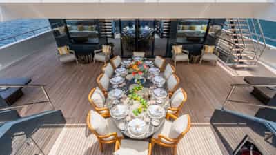 Upper deck al fresco dining