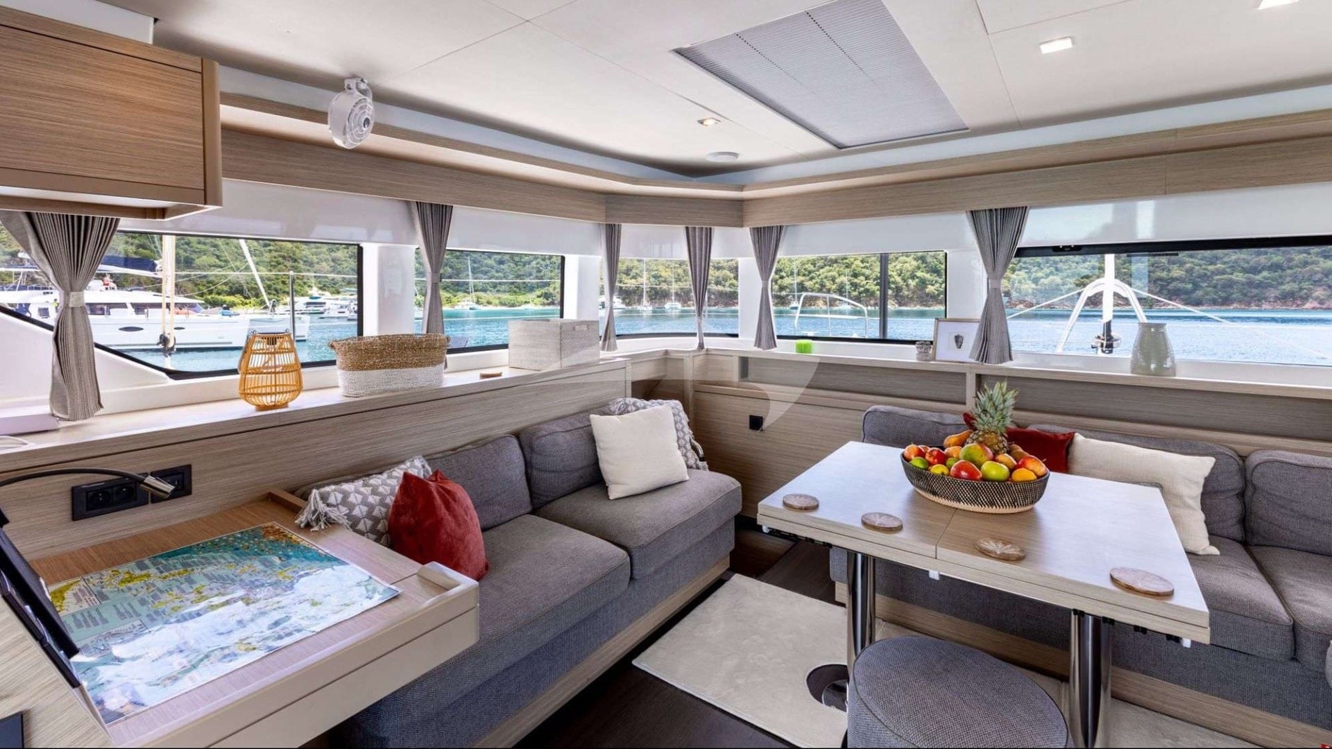 Valinor's spacious saloon