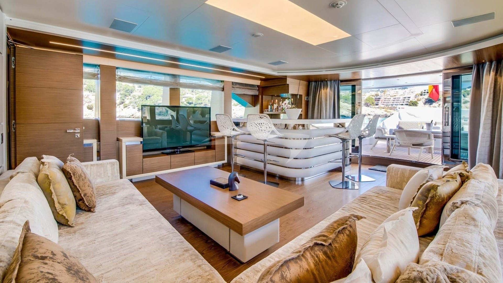 Upper deck lounge and bar area