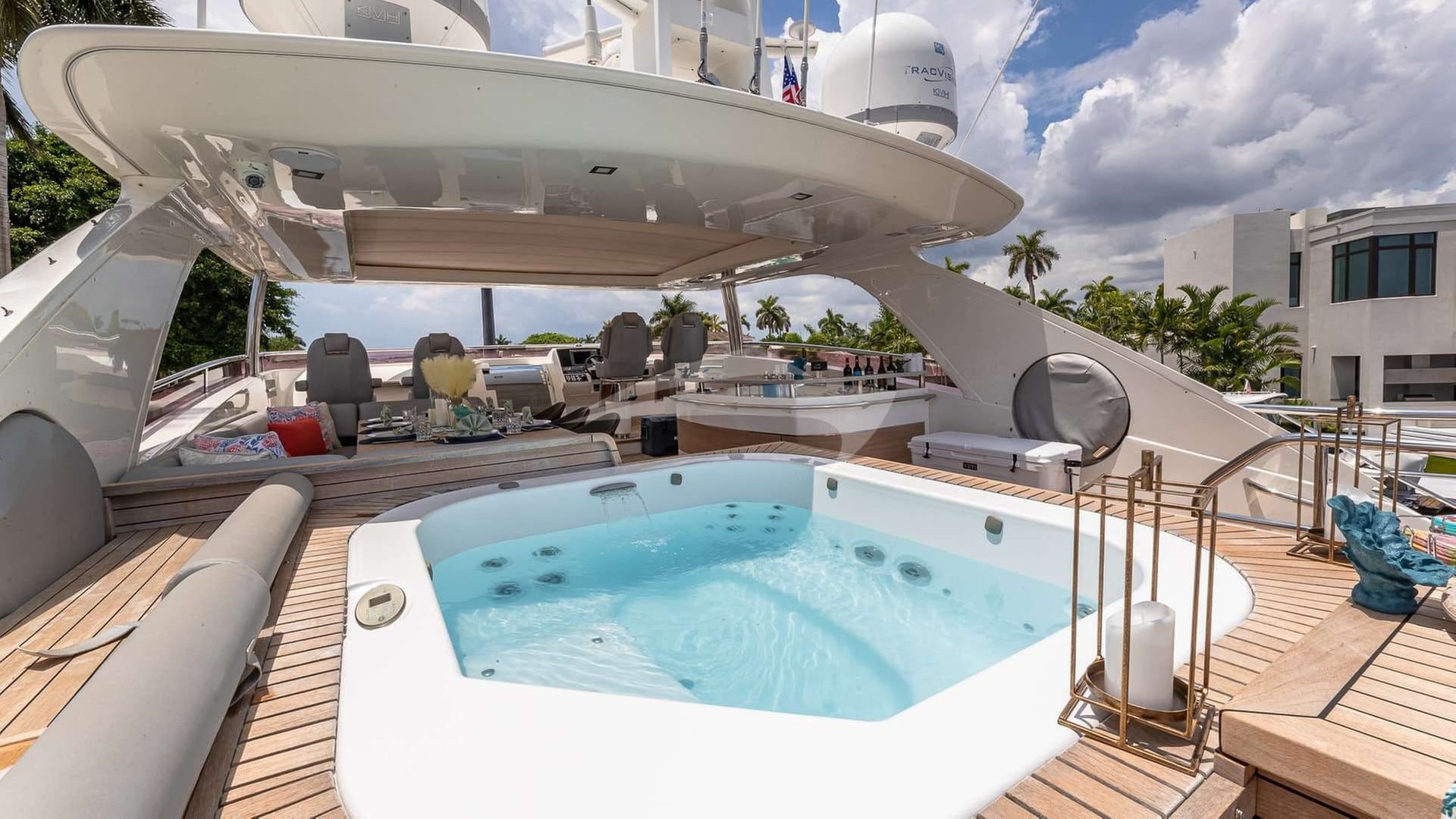 Flybridge with jacuzzi