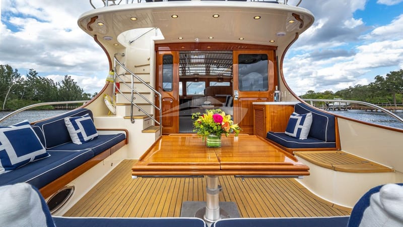 Aft Cockpit Lounge / Alfresco Dining Area