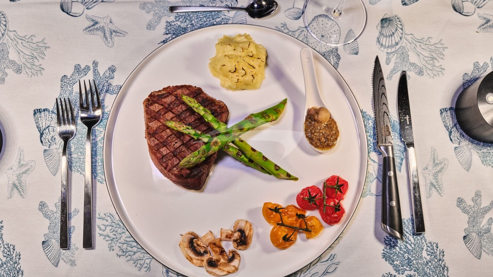 Steak and asparagus main