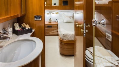 Motor Yacht Amoraki twin cabin WC