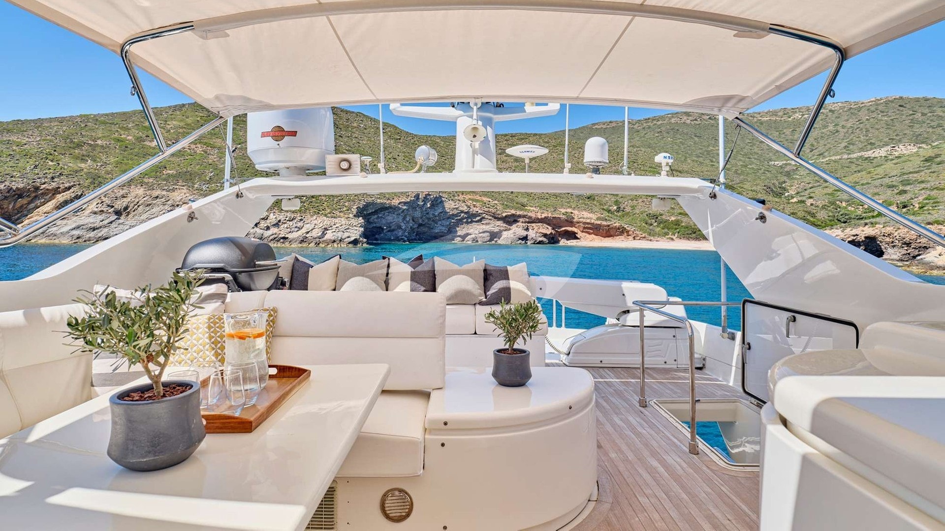 Dining table flybridge