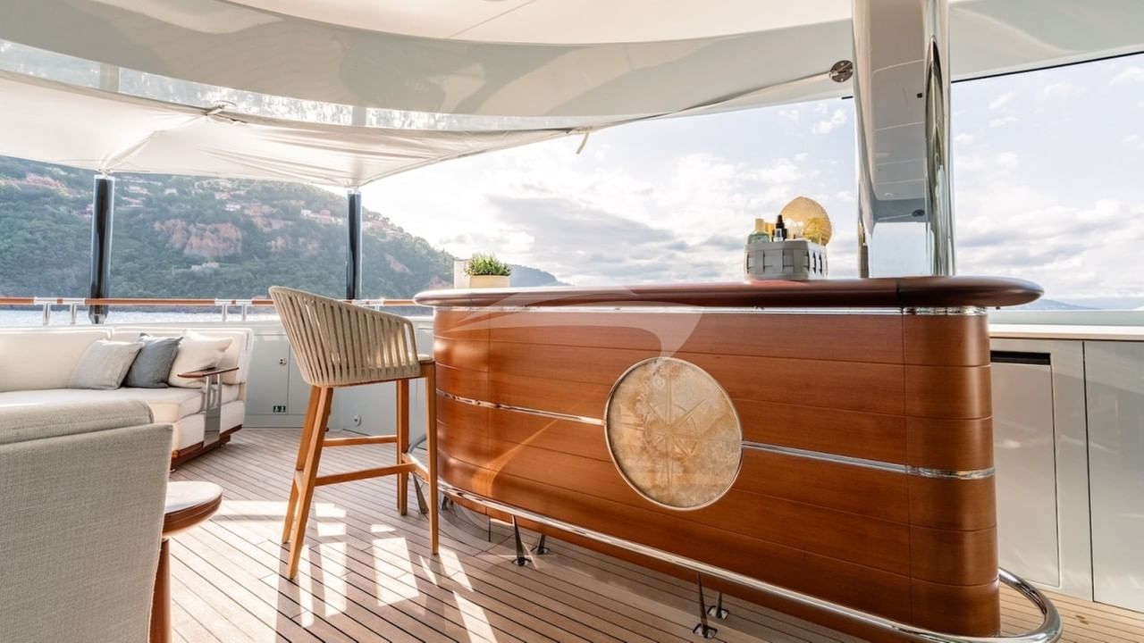 Upper deck aft lounge bar