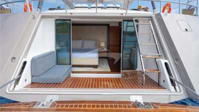 bgyb_charter_swan105_selena_new_photos15