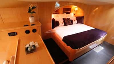 Master king bed