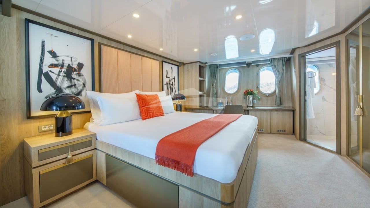 VIP guest double on main deck