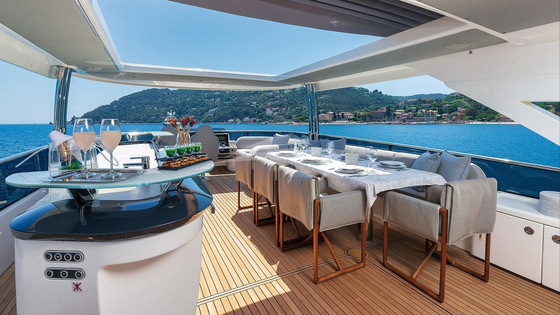 Sundeck area with bar and dining