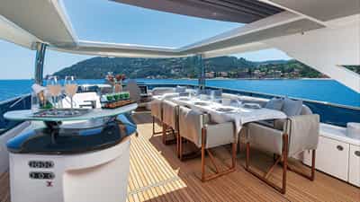 Sundeck area with bar and dining