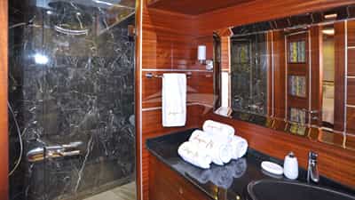 Fore twin bathroom