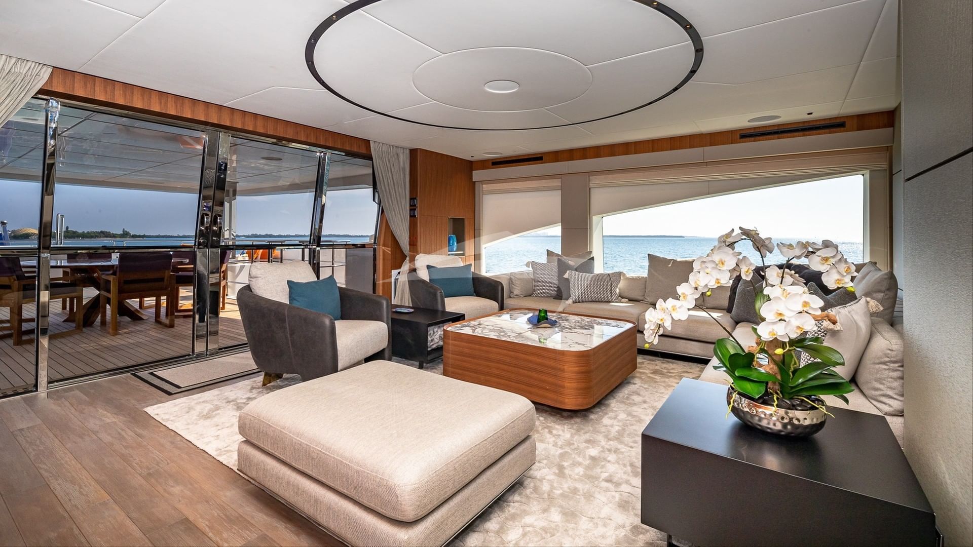 RISING DAWN Skylounge