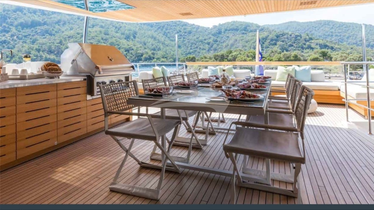 Mid deck dining