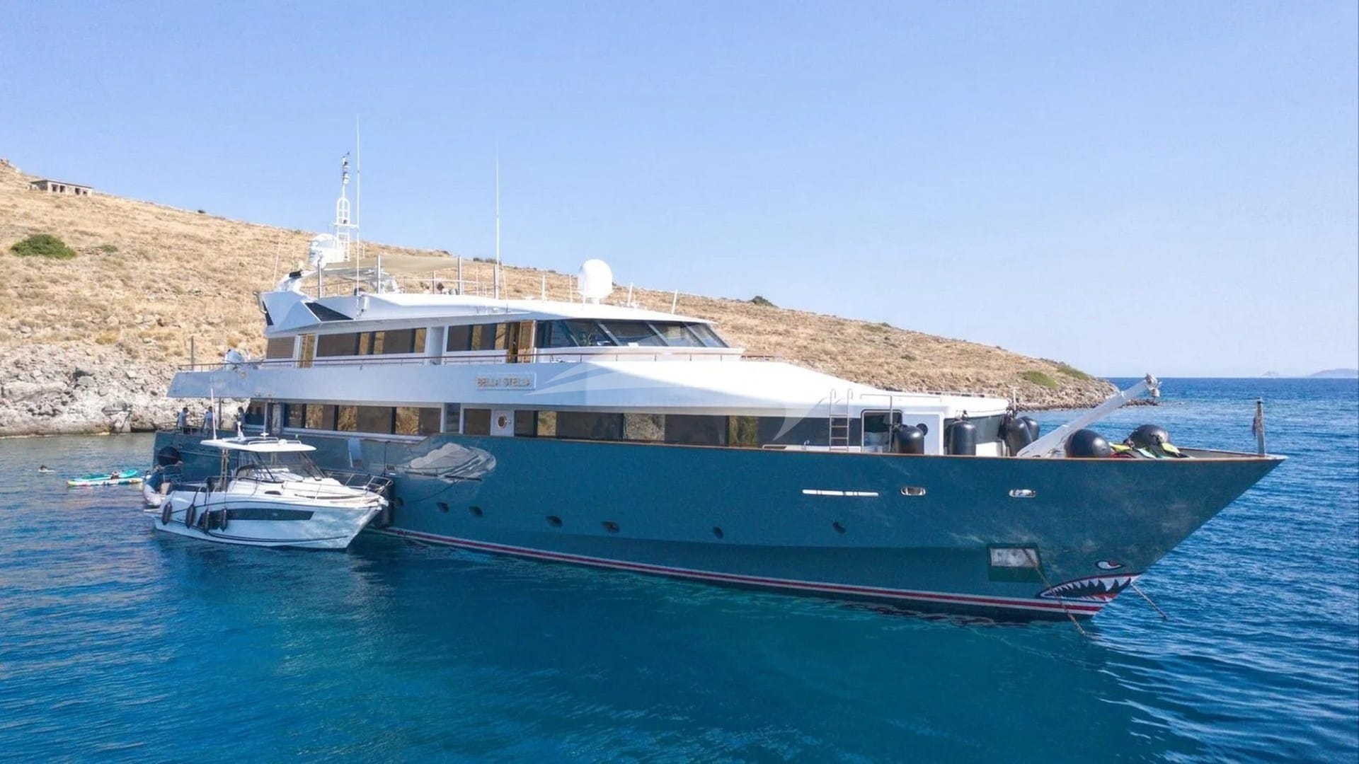 Side profile at anchor