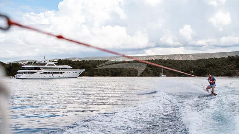 CRISTAL 49m motor yacht charter, photo 10