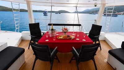 Aft cockpit dining and seating