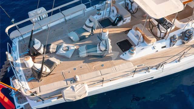 CHAMPAGNE HIPPY yacht charter photo 4