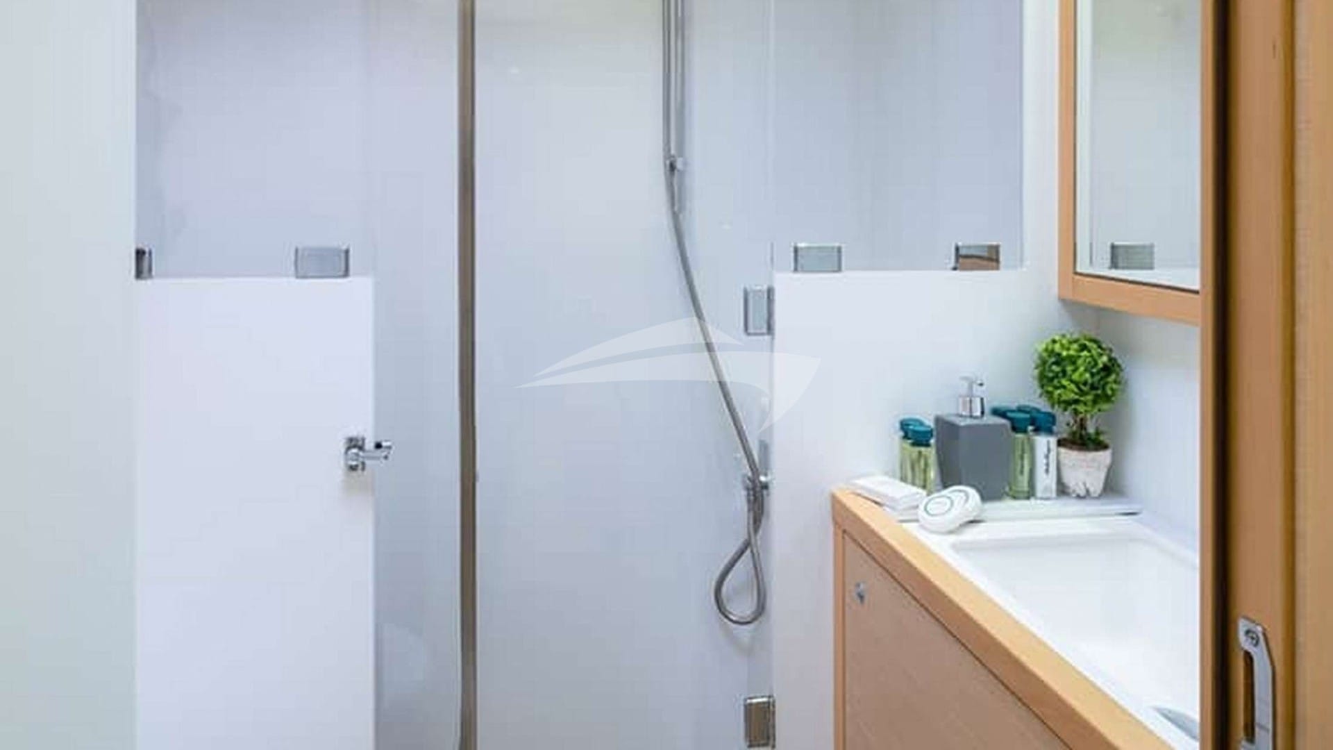 Guest Bathroom - Bow Right Cabin