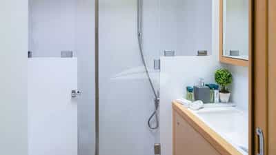 Guest Bathroom - Bow Right Cabin