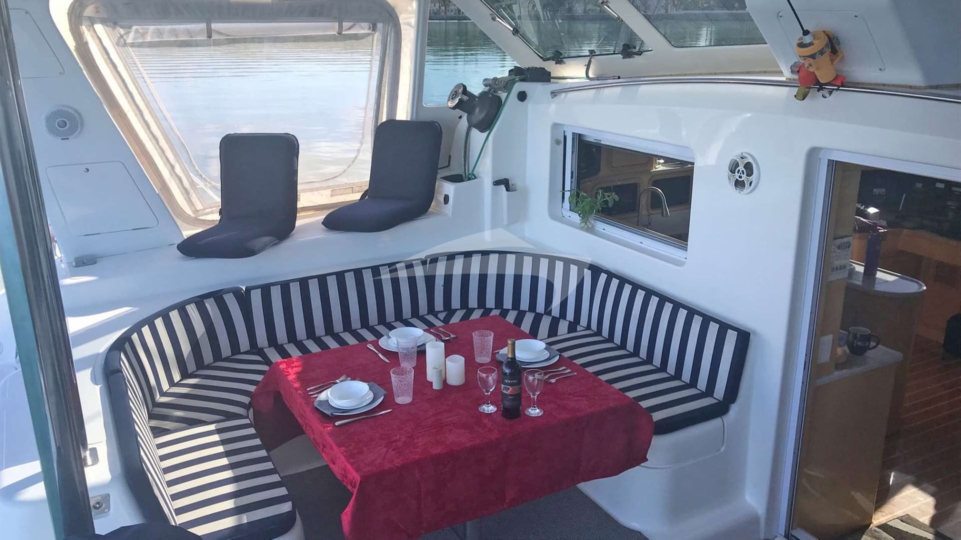 Spacious cockpit. Dining up to 6