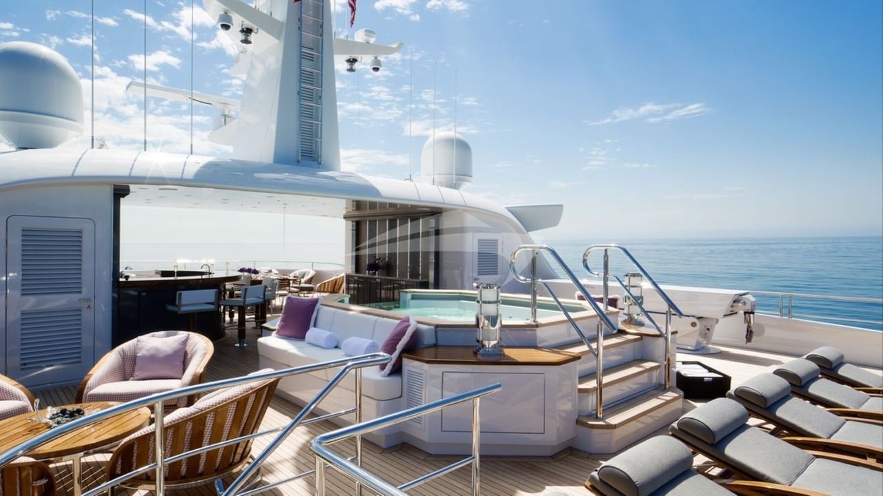 Jacuzzi &amp; Sun Loungers