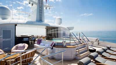 Jacuzzi & Sun Loungers