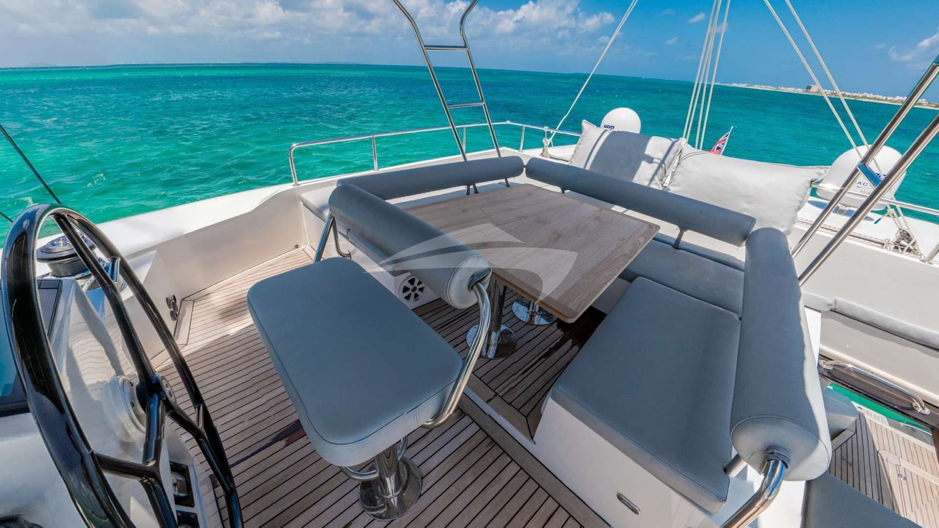 Flybridge for lounging and sunbathing