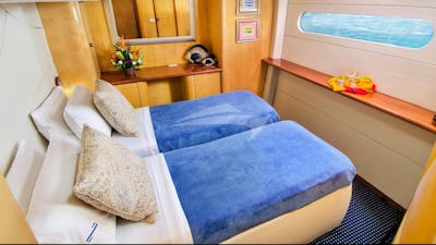 Amidships queen OR twin guest suite