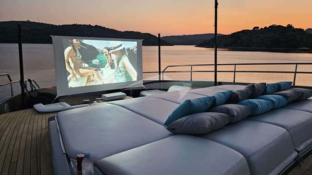 YOYITA II yacht charter photo 4